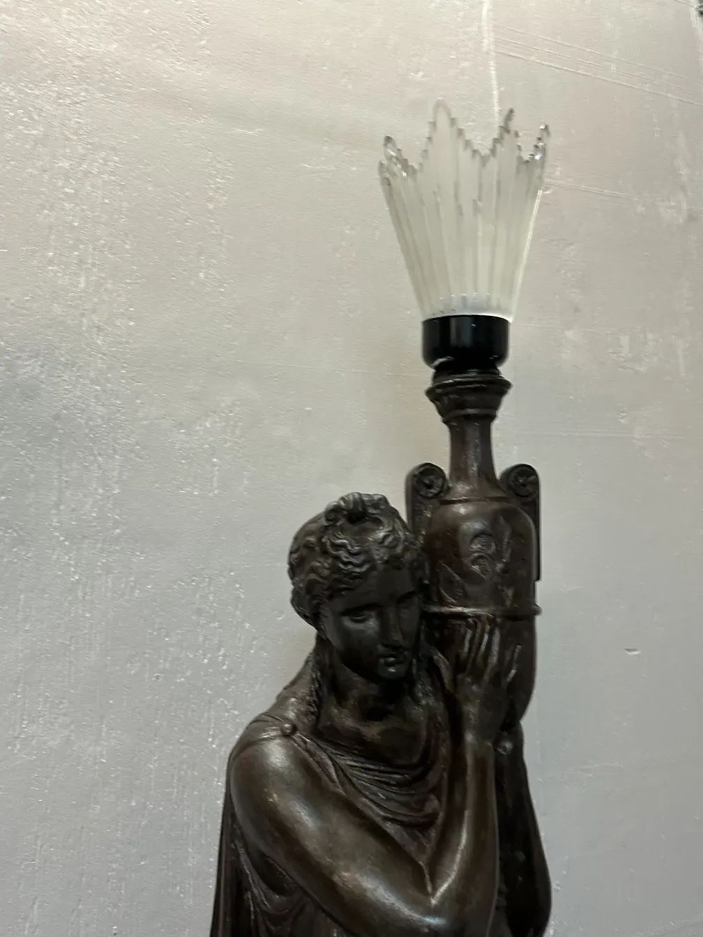 due lampade da terra antiche di Val D´Osne in un ambiente luminoso