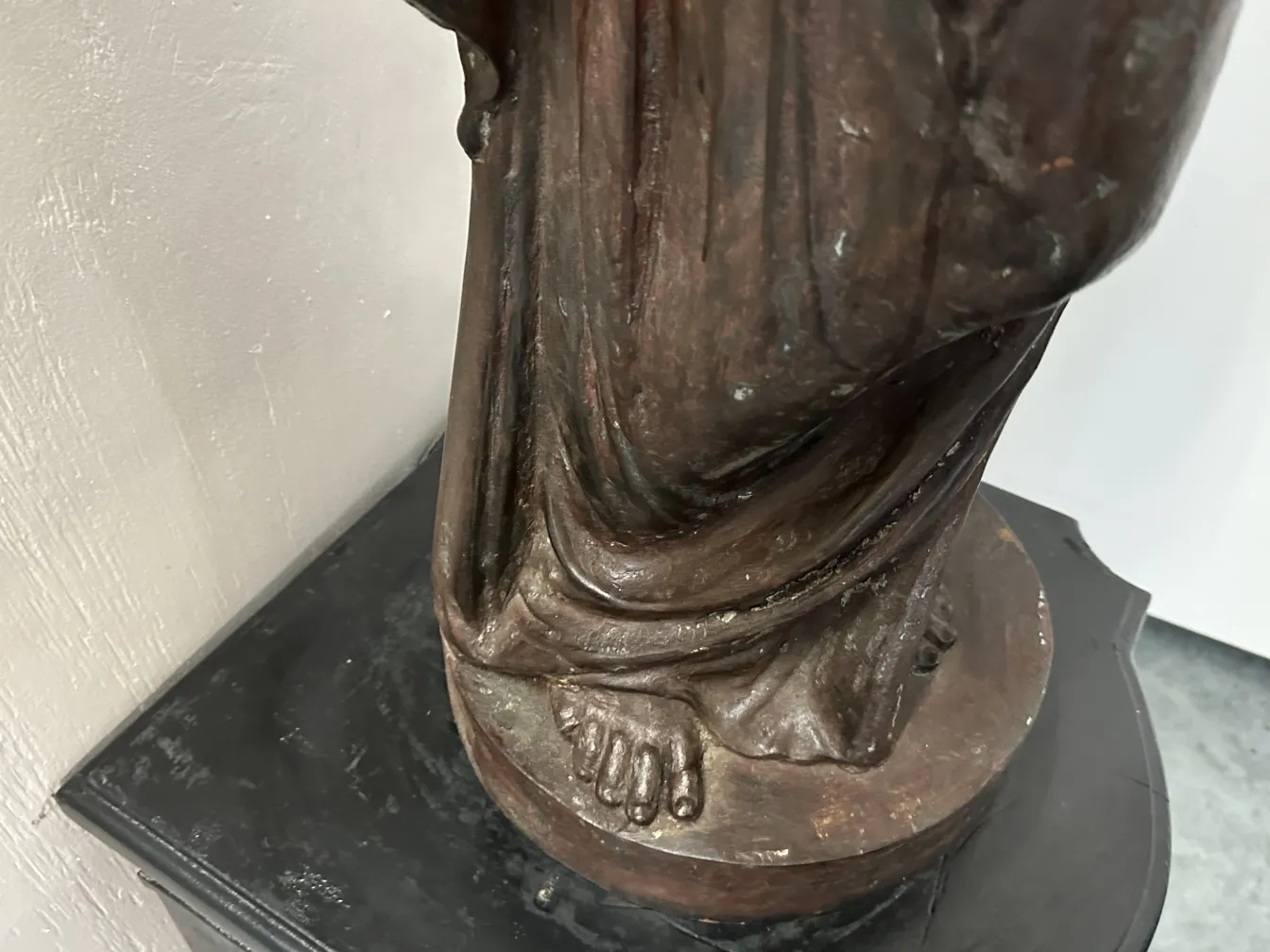 deux lampadaires antiques dans un cadre accueillant