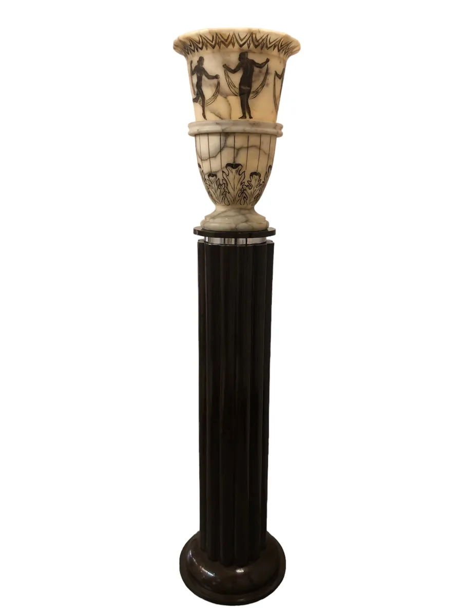 Due lampade da terra antiche con dettagli decorativi in un ambiente elegante.