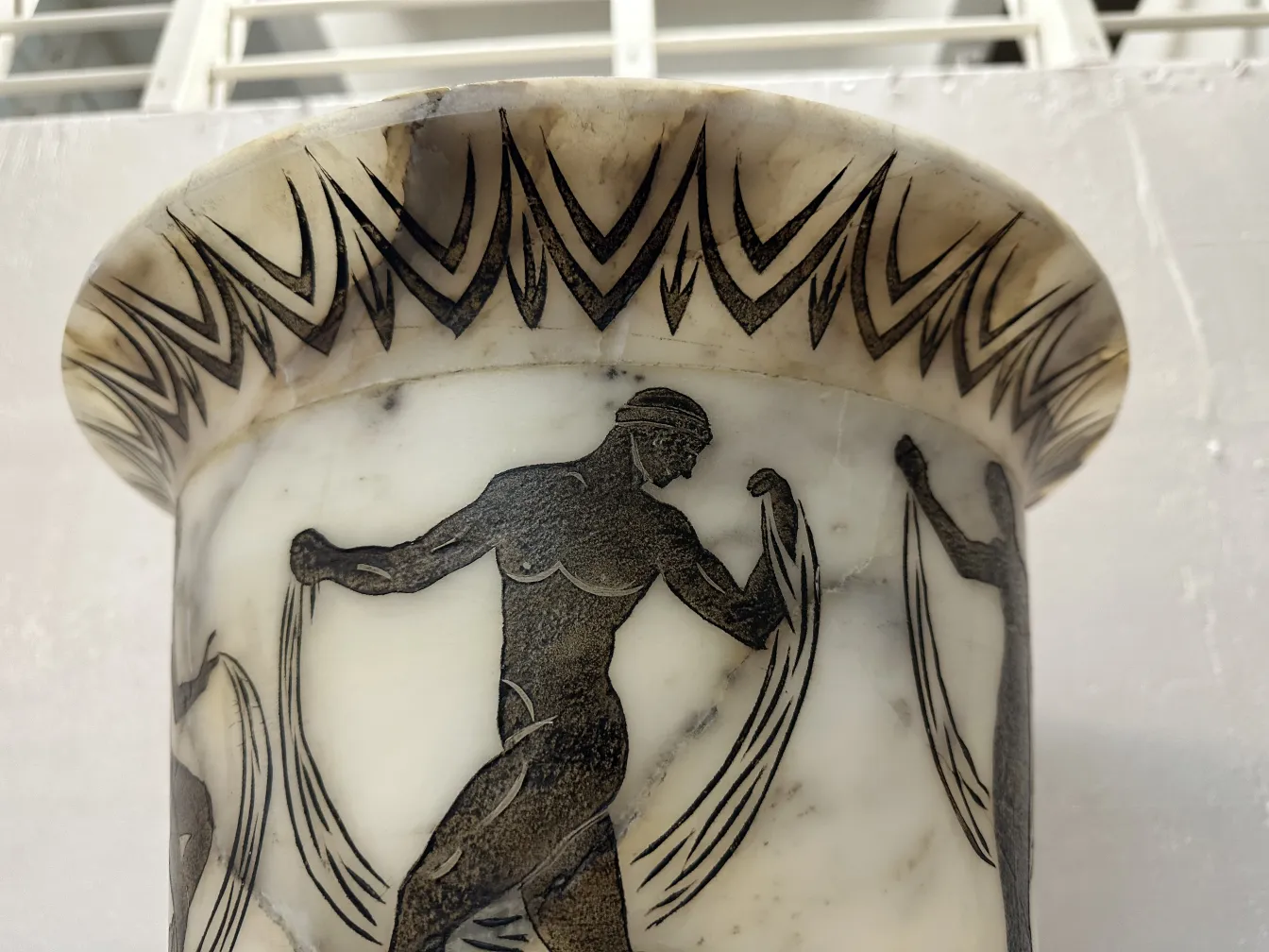 2 antike Stehleuchten mit menschlichen Figuren in einem hellen Umfeld.