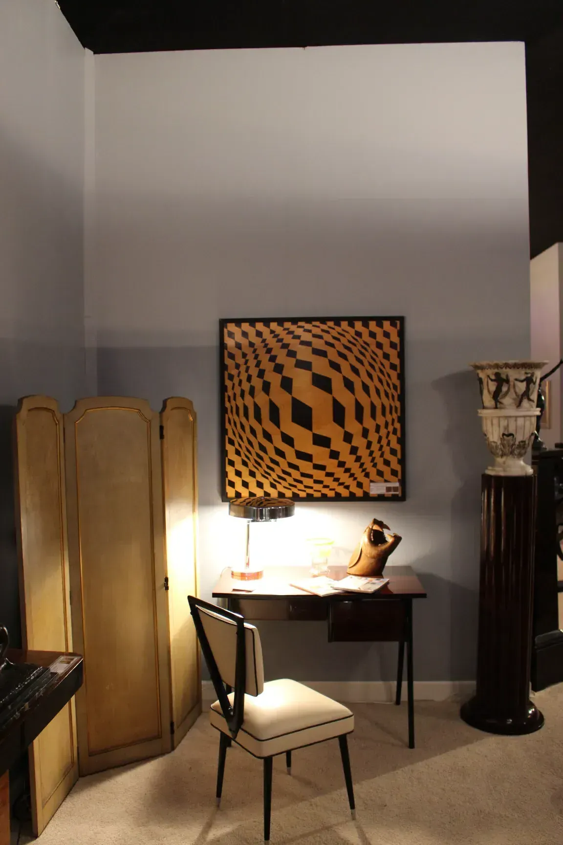 Dos lámparas de pie antiguas iluminando una habitación vintage con decoración clásica.