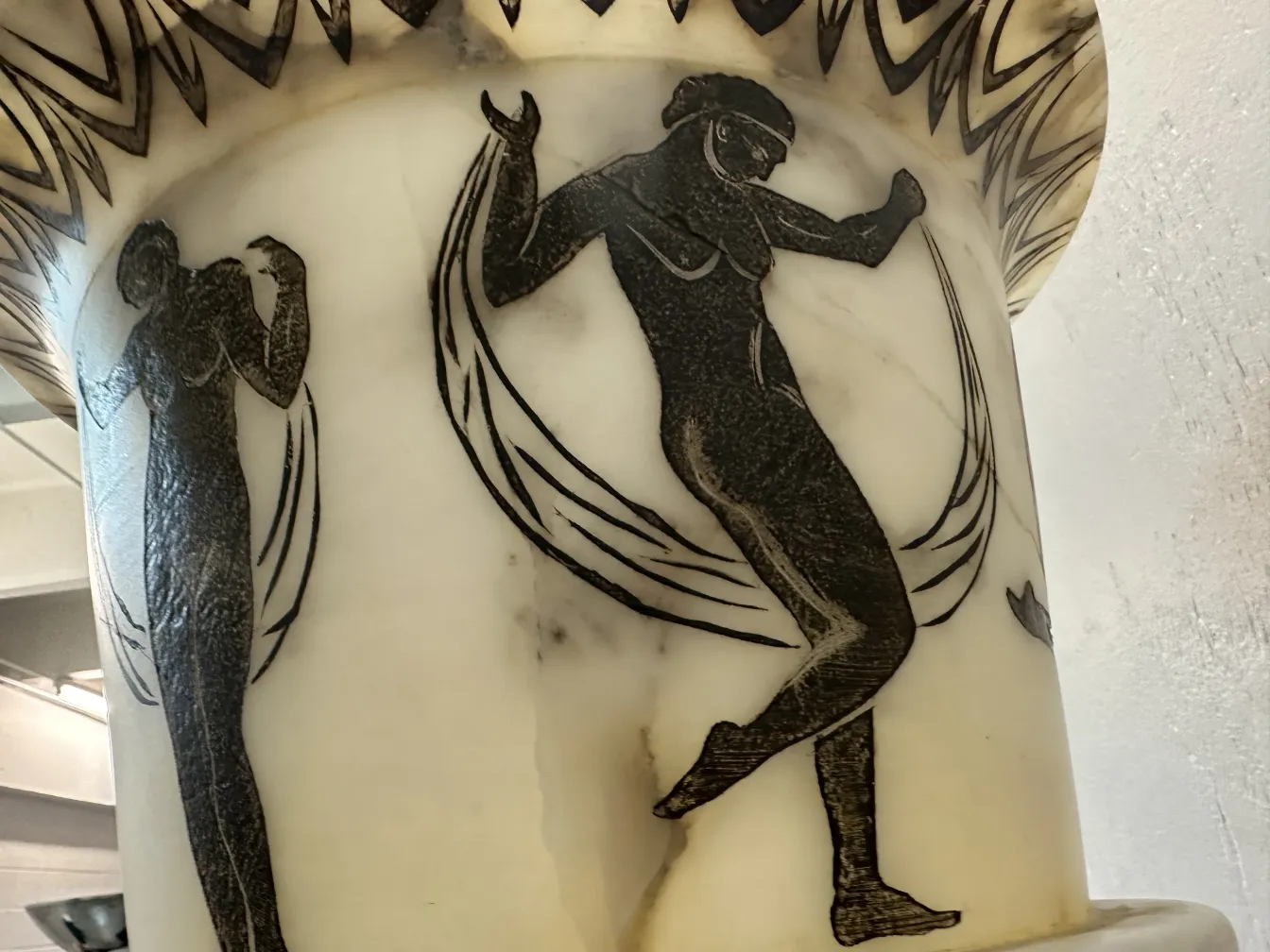 lampade da terra antiche con figure decorative alla base