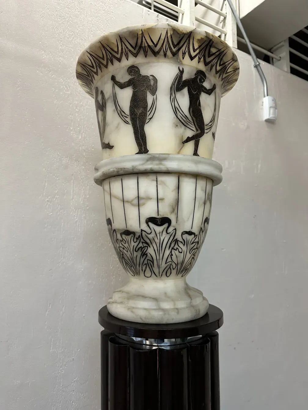 Doos purani floor lamps jismein figure hain.