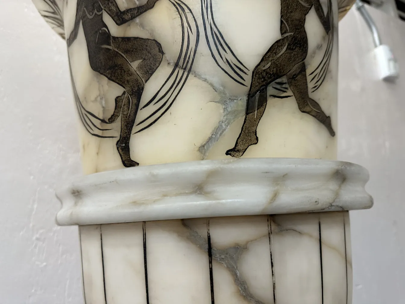 duas lâmpadas de piso antigas decorativas com gravações