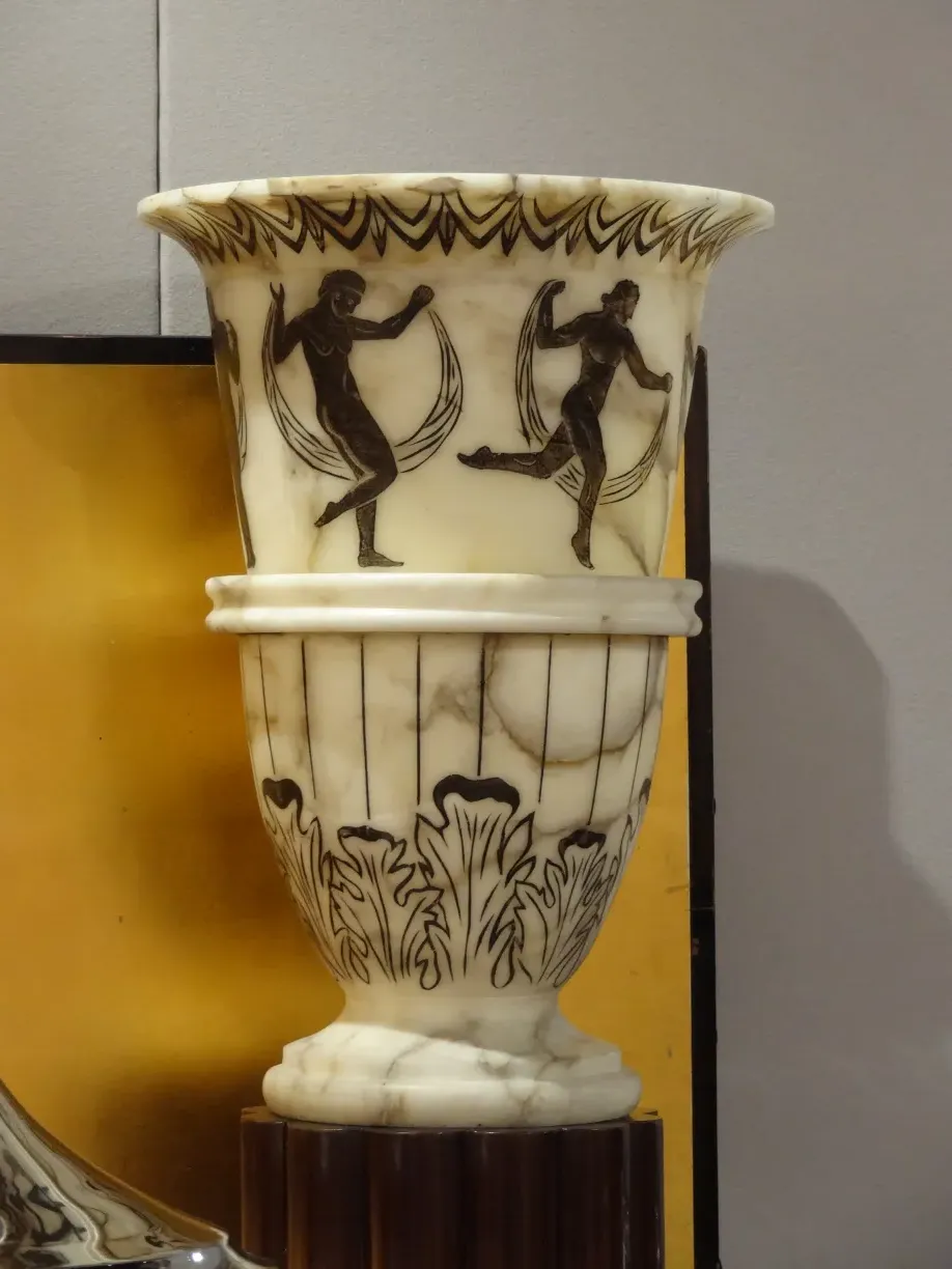 2 lámparas de pie antiguas decoradas con figuras clásicas