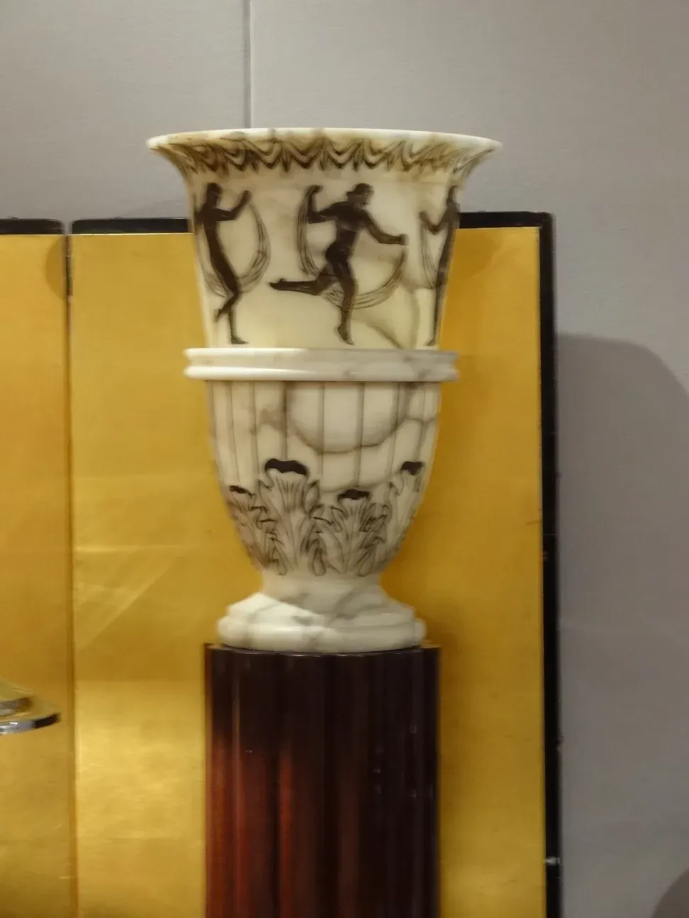 due lampade da terra antiche con design dettagliato in un ambiente artistico