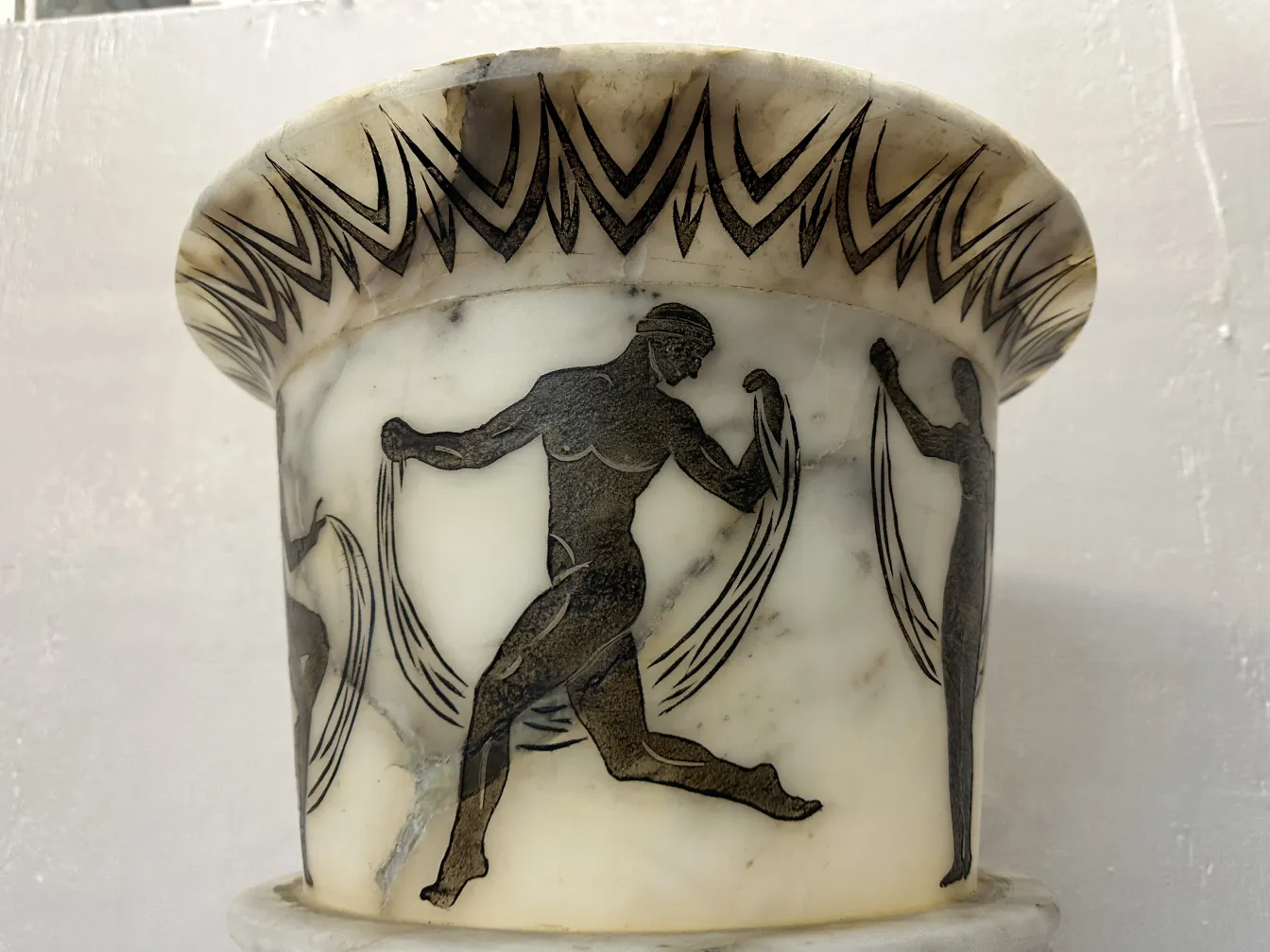 Antiga lâmpada de piso com desenhos clássicos na base, decoração intrincada.