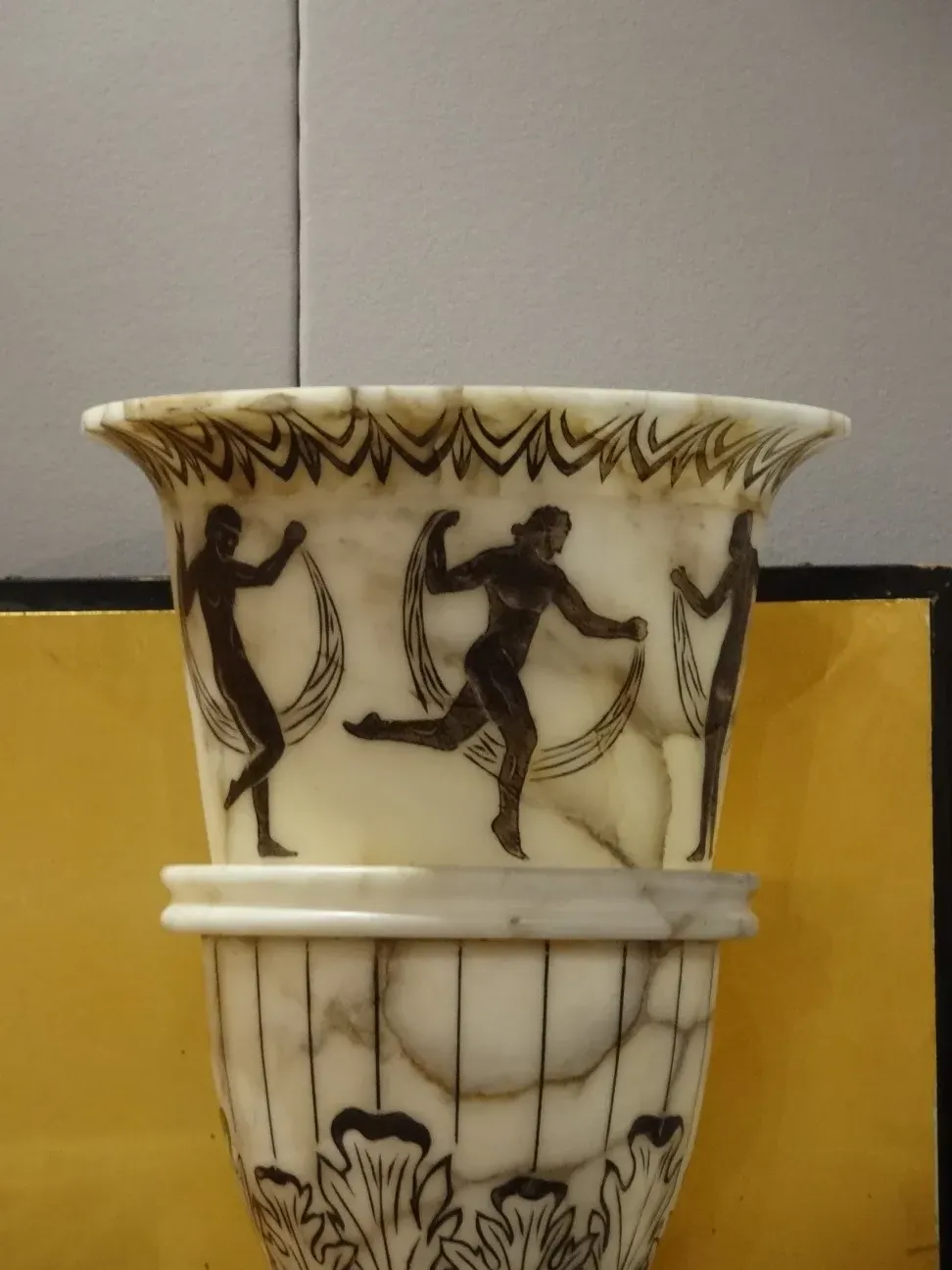 2 lampade da terra antiche decorate con figure e dettagli artistici in un ambiente accogliente