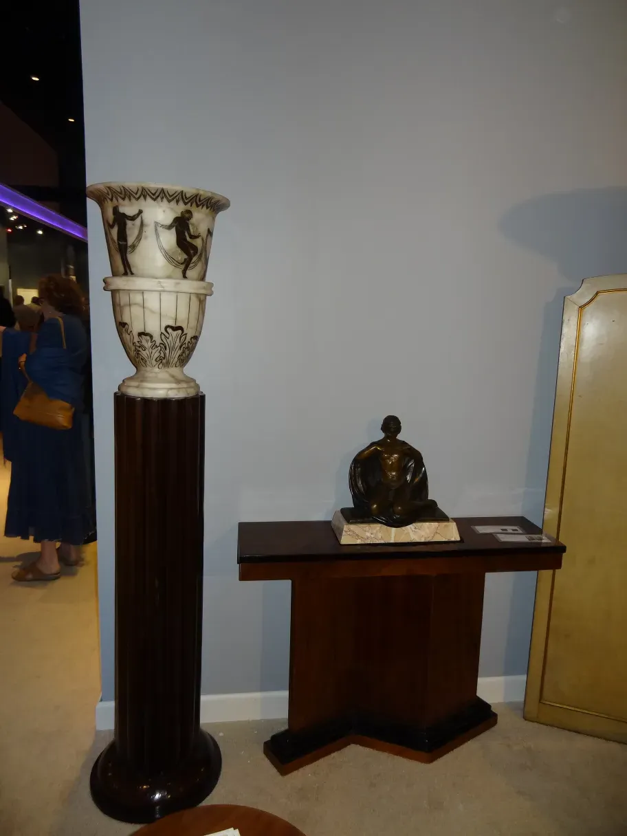 2个装饰性设计的古董落地灯