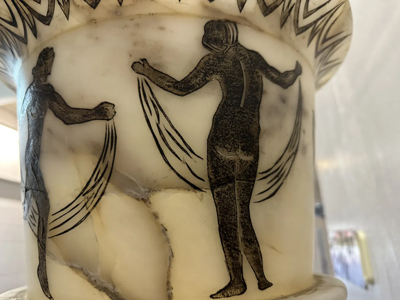 zwei antike Stehleuchten mit Figurenverzierungen