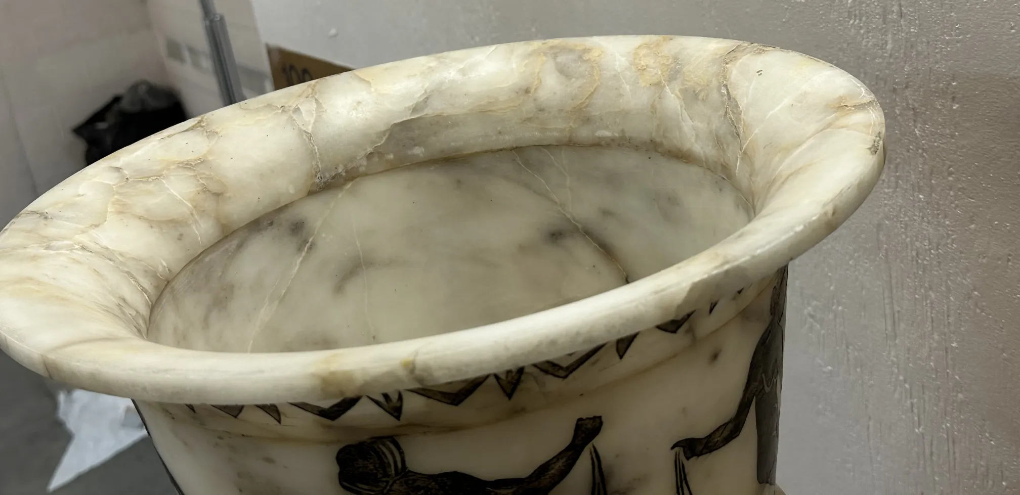 dos lámparas de pie antiguas con detalles decorativos