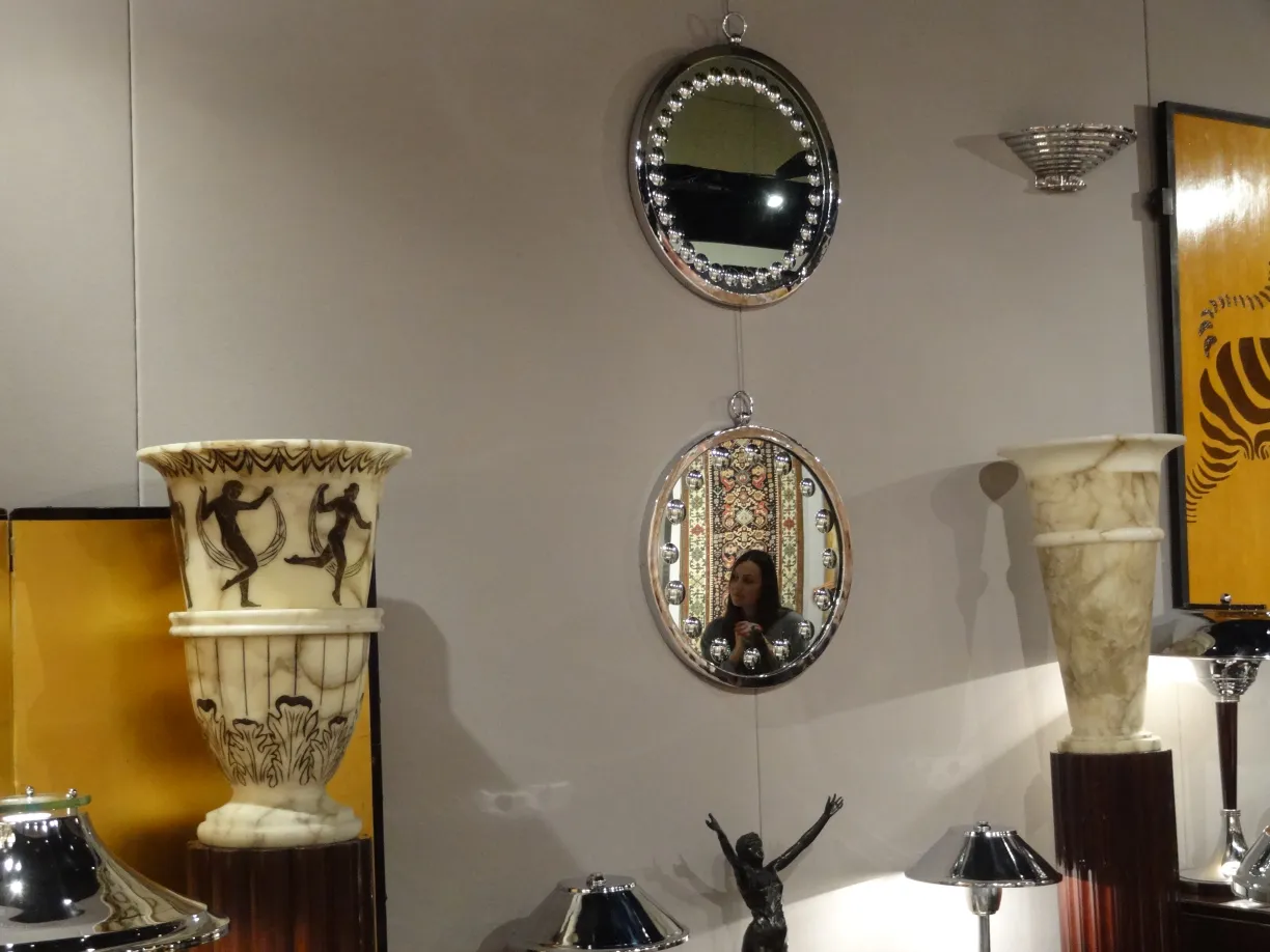 Vista di 2 lampade da terra antiche in un ambiente elegante