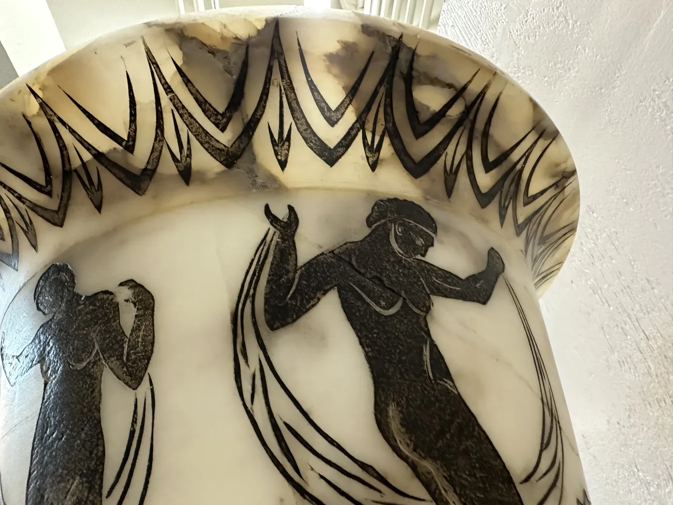 zwei antike Stehleuchten mit dekorativen Figuren an der Basis