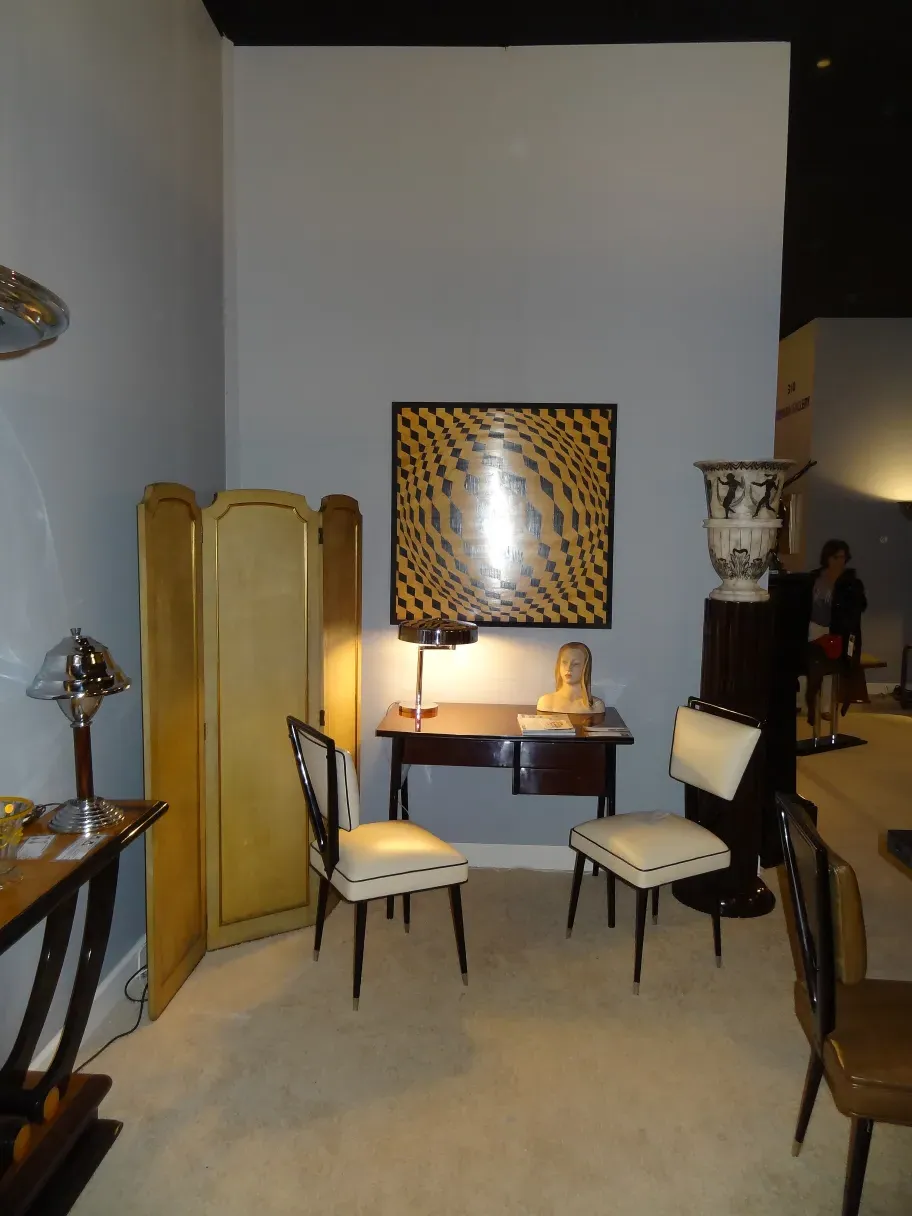 deux lampadaires anciens dans un décor de pièce