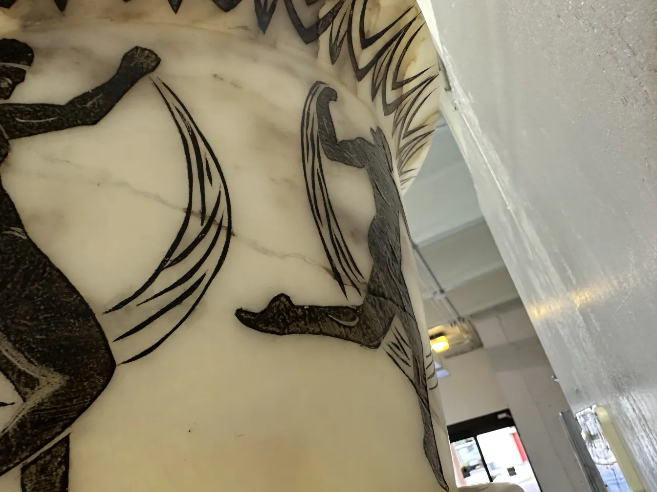 antiguas lámparas de pie con grabados artísticos