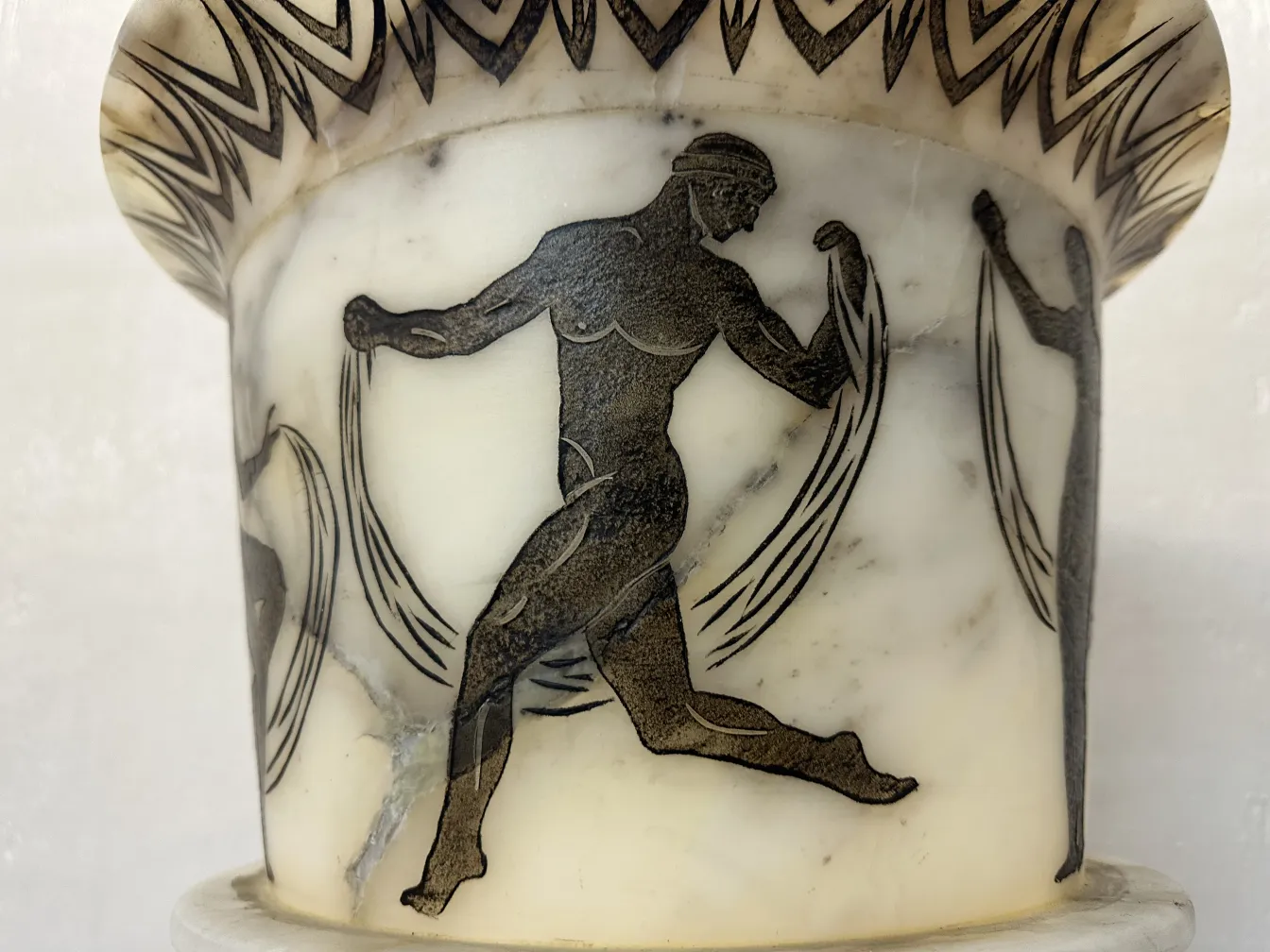 Due lampade da terra antiche con figure decorative in vetro.