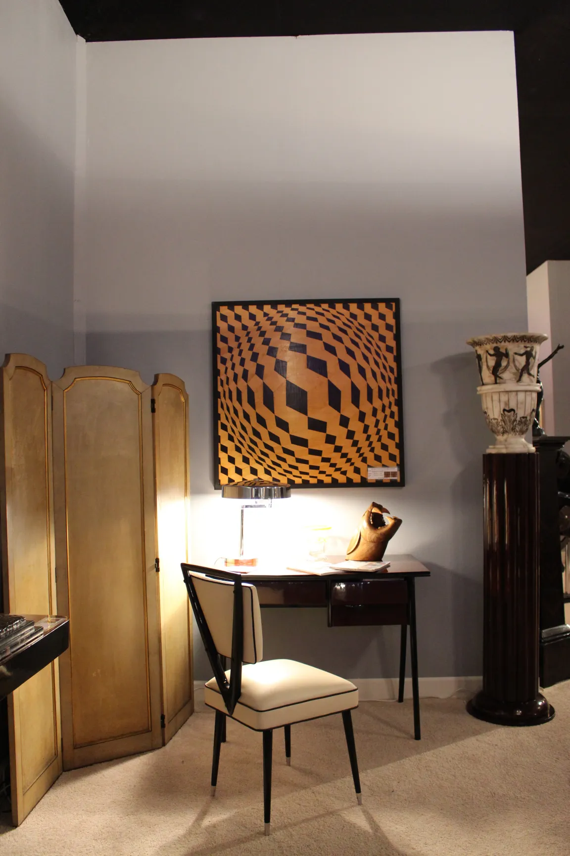 Due lampade da terra antiche in una stanza elegante con una sedia moderna e arte geometrica.