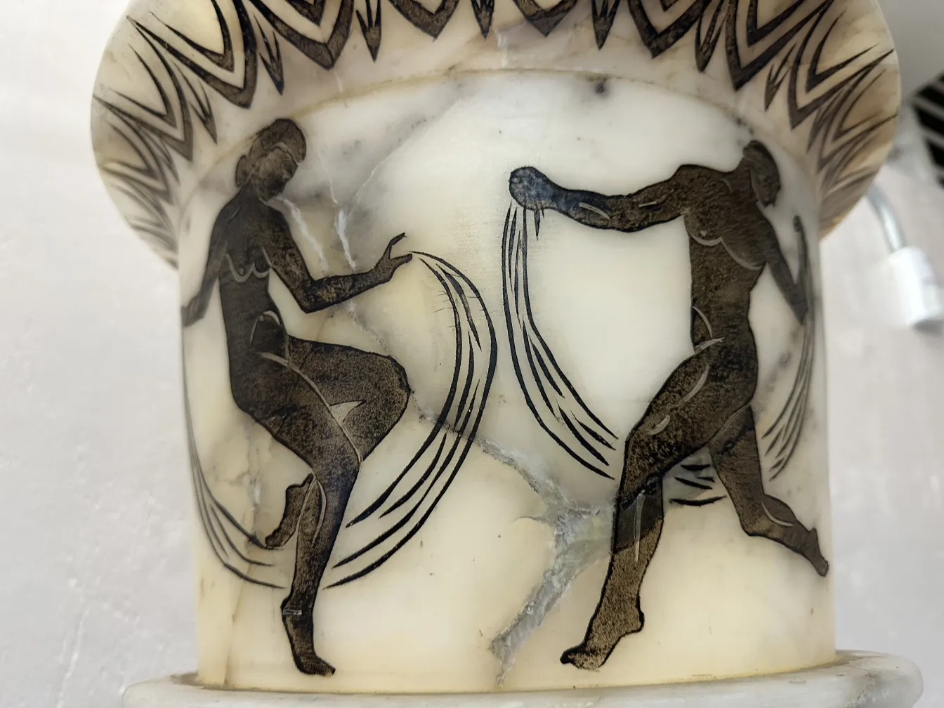 Lampadaires antiques avec des designs de figures sur leur base