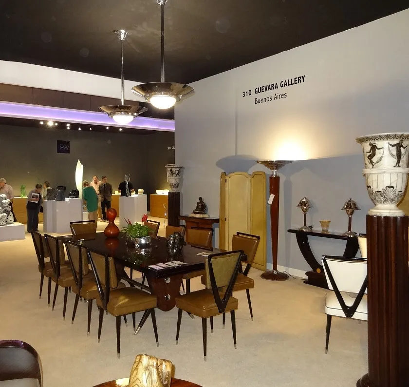 zwei antike Stehleuchten in einem eleganten Ambiente mit künstlerischen Details