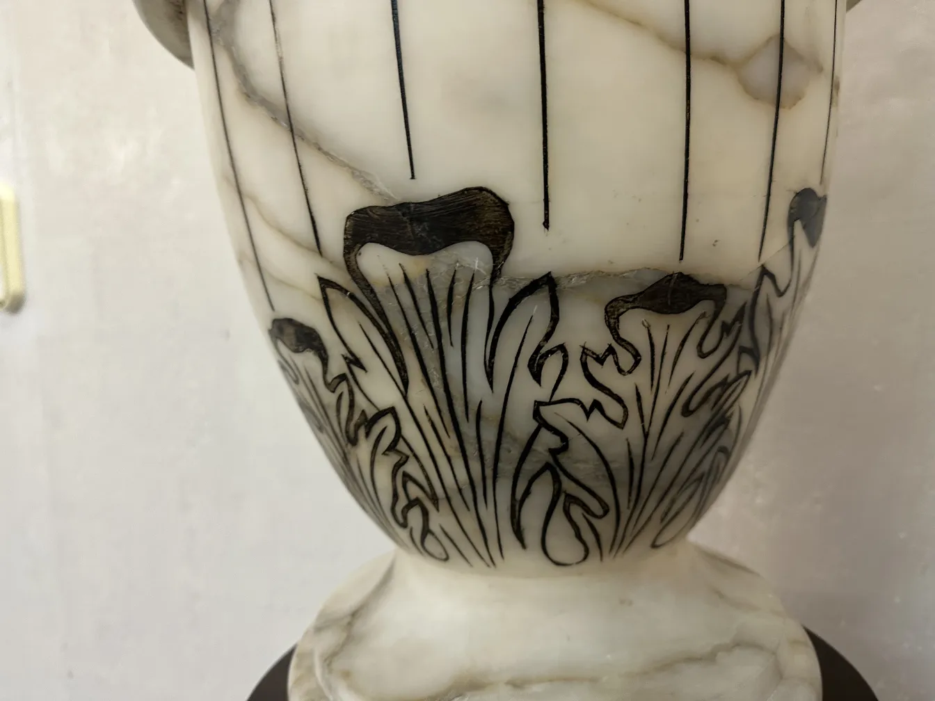 due lampade da terra antiche con dettagli floreali sul corpo