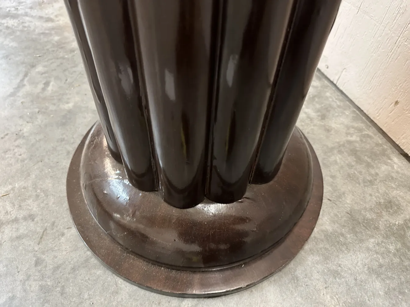 快適な空間にある2つの古いフロアランプ