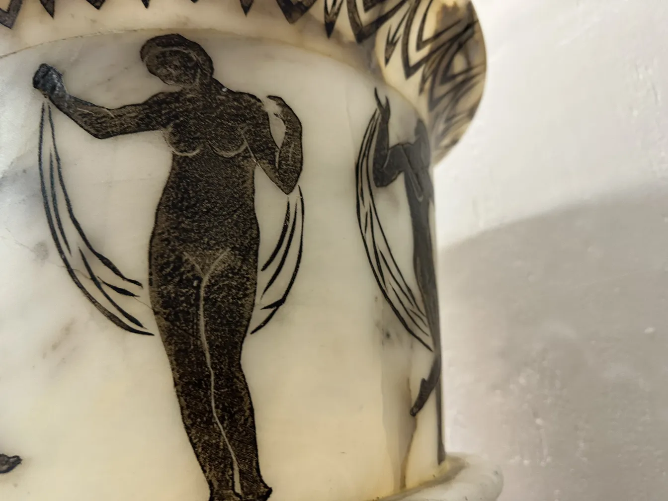 Lampadaires anciens présentant des décorations élaborées et des figures sur le corps.