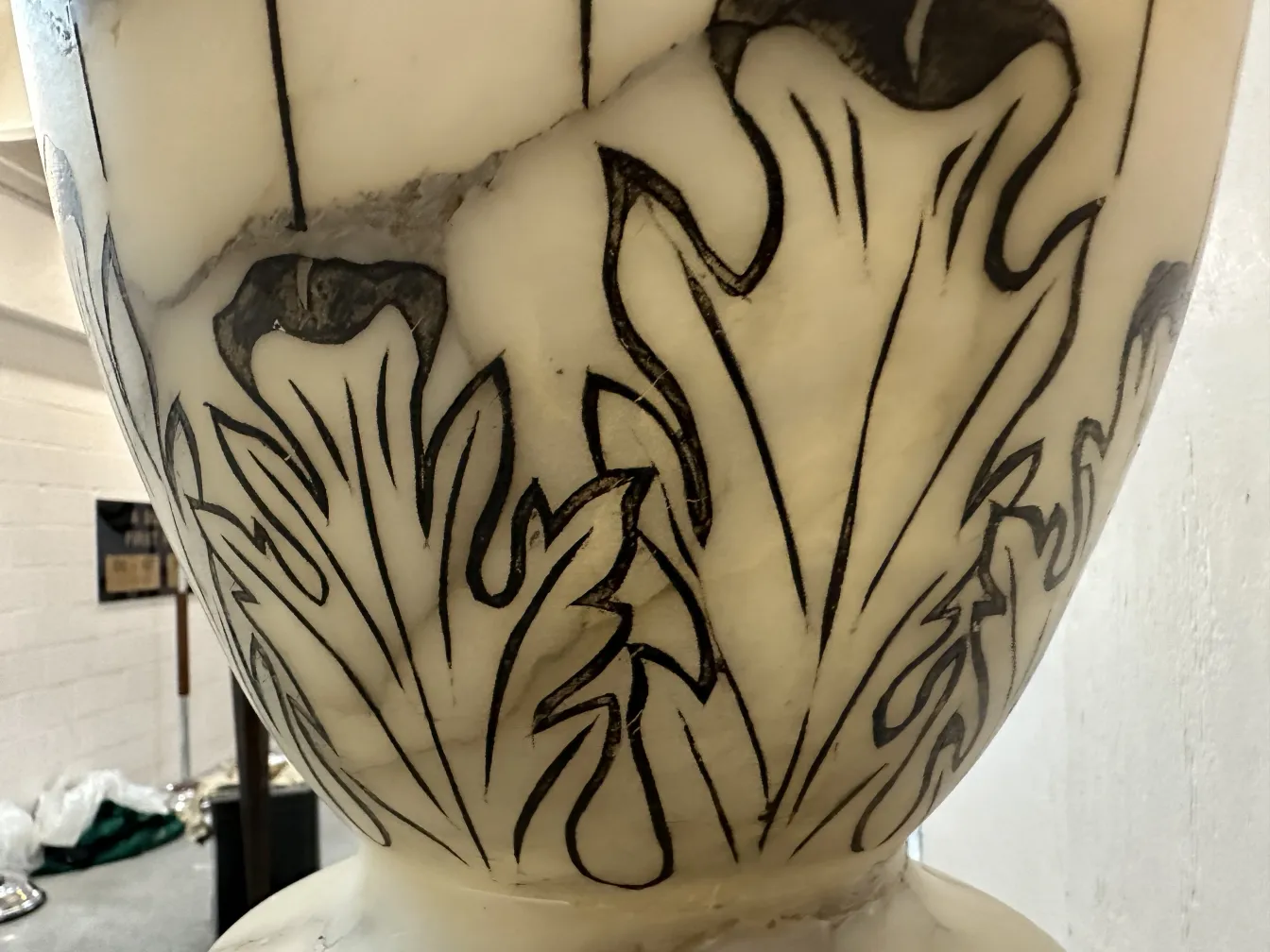 エレガントで花のデザインの古いフロアランプ2個、心地よい環境に配置