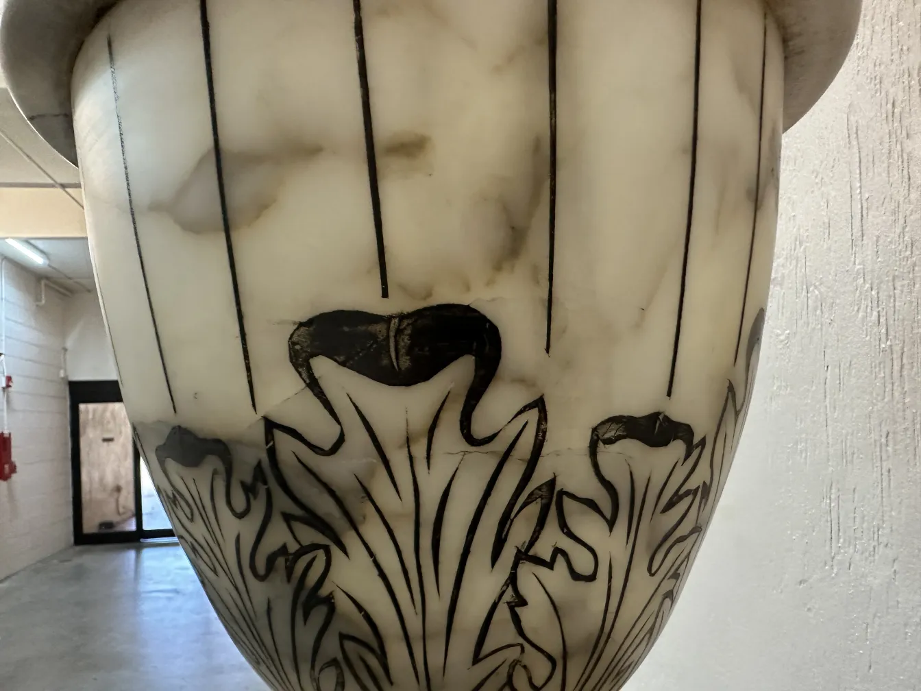 dos lámparas de pie antiguas con detalles florales en un ambiente moderno