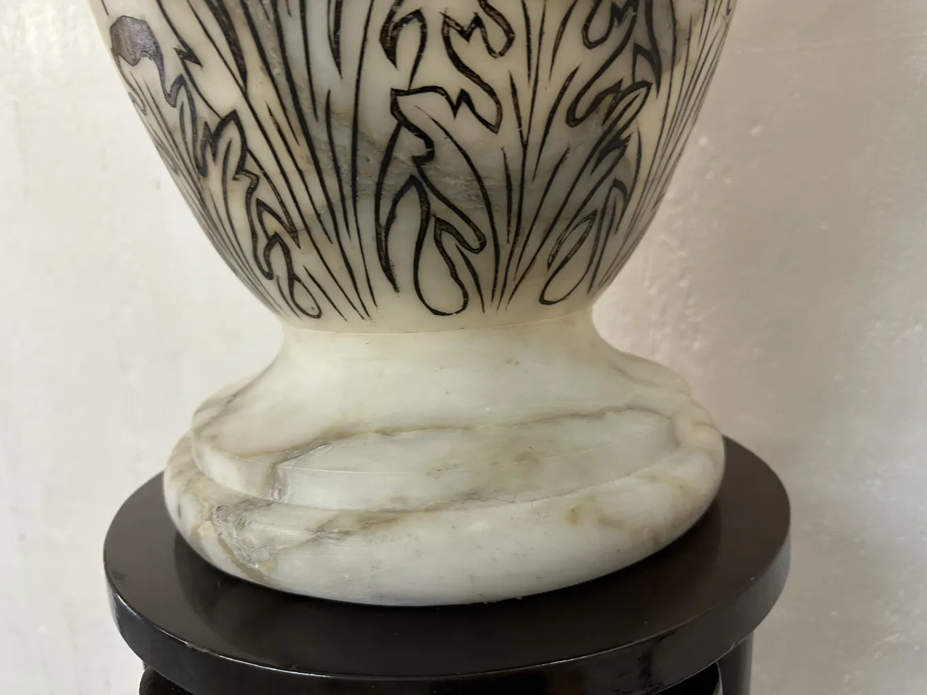 2 lampadaires anciens avec base décorative et design floral dans un cadre classique.