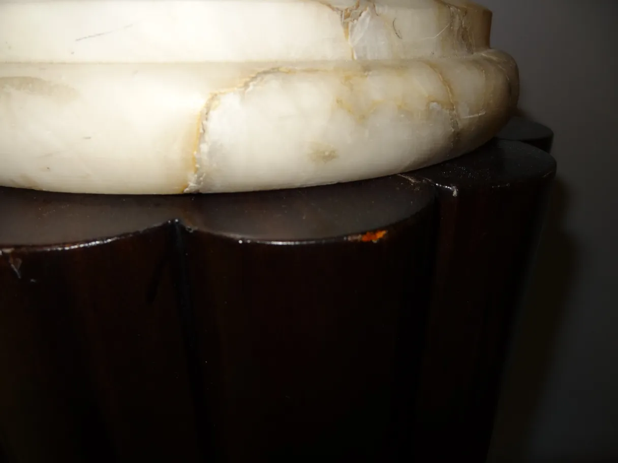 Imagem de 2 lâmpadas de piso antigas com design na base