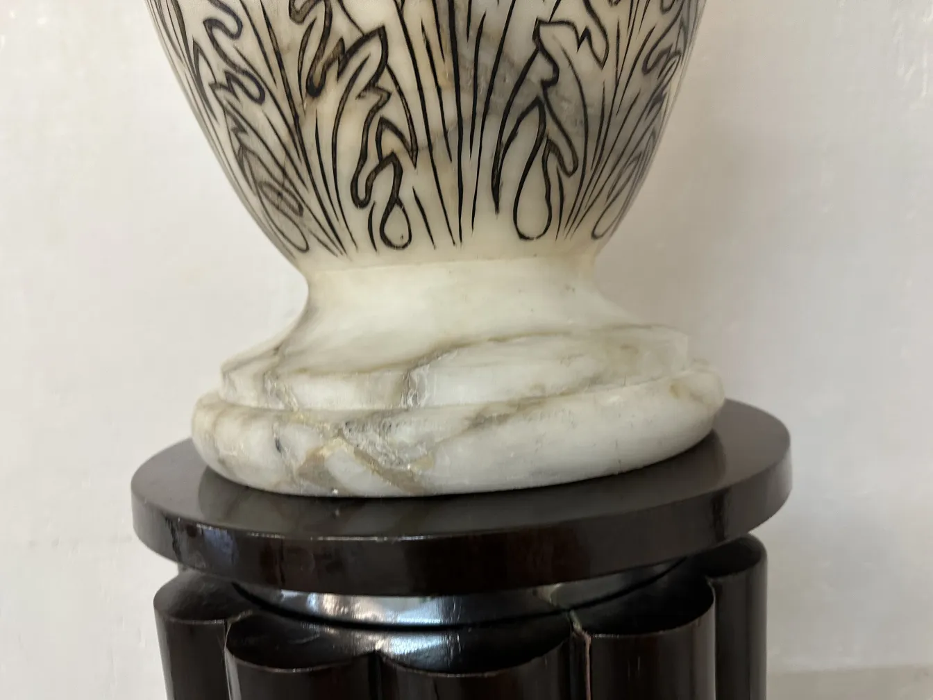 장식적인 형태의 오래된 플로어 램프, 주변에