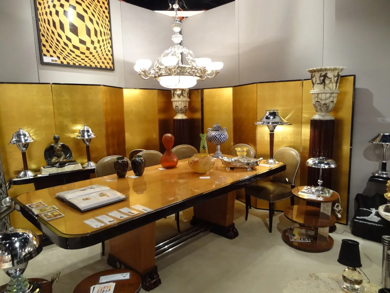 Due lampade da terra antiche in un ambiente elegante