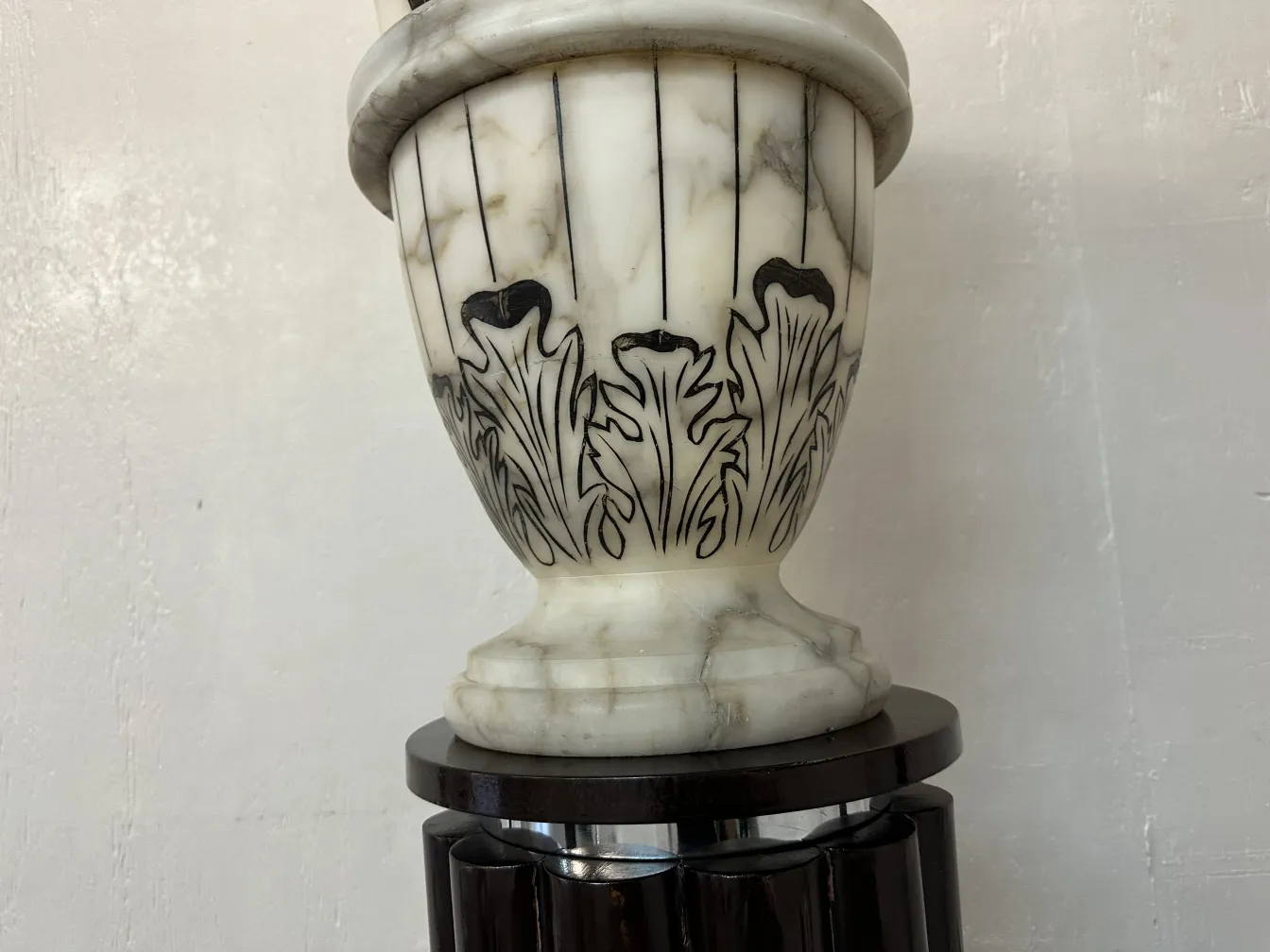 Due lampade da terra antiche con forma elegante e decorazione dettagliata in un ambiente accogliente