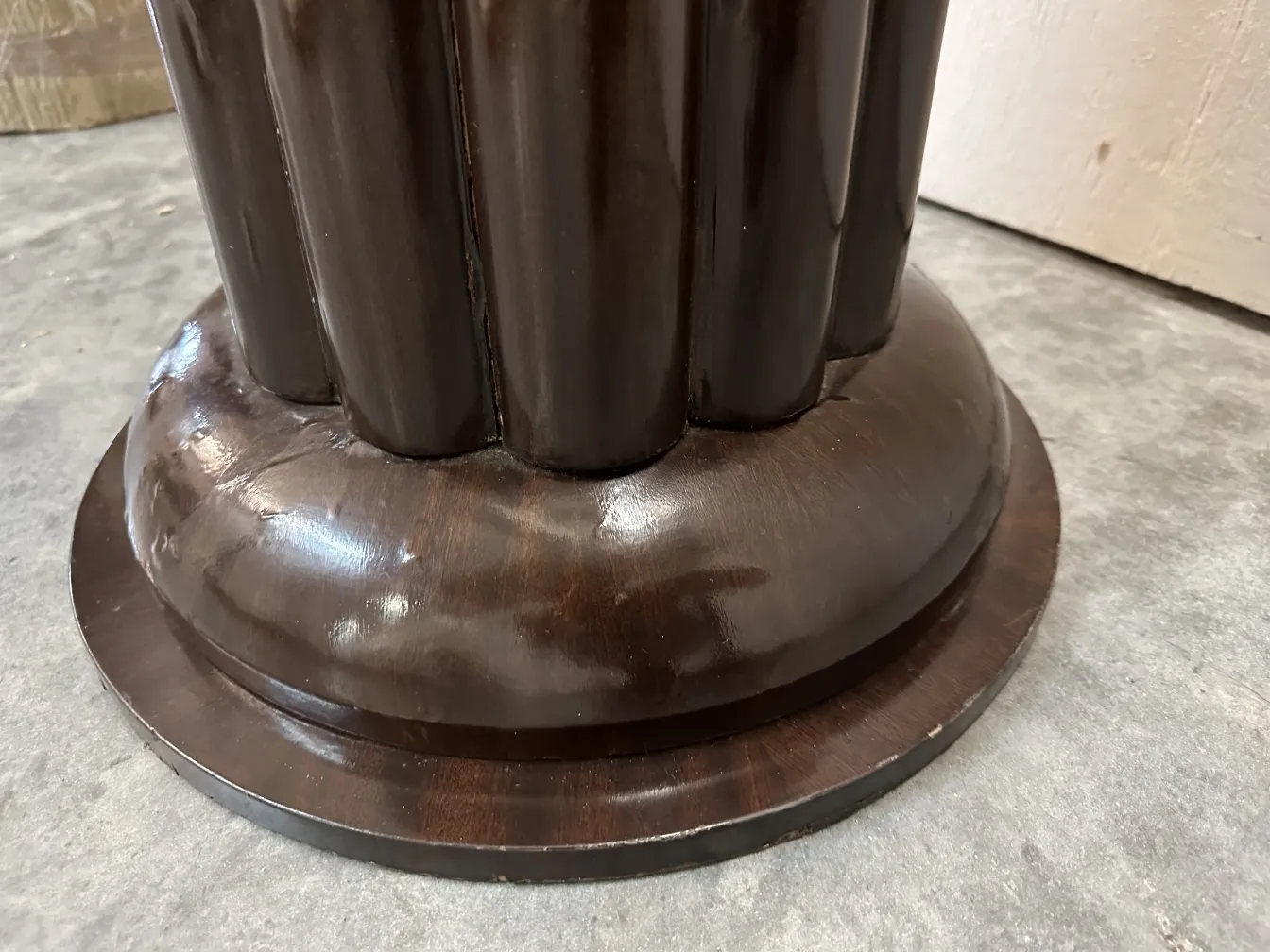 Vue de 2 lampadaires anciens avec une large base