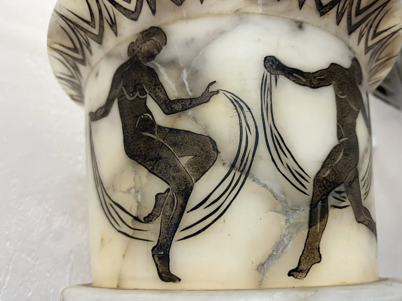 zwei antike stehleuchten mit Figuren und künstlerischem Design in der Umgebung