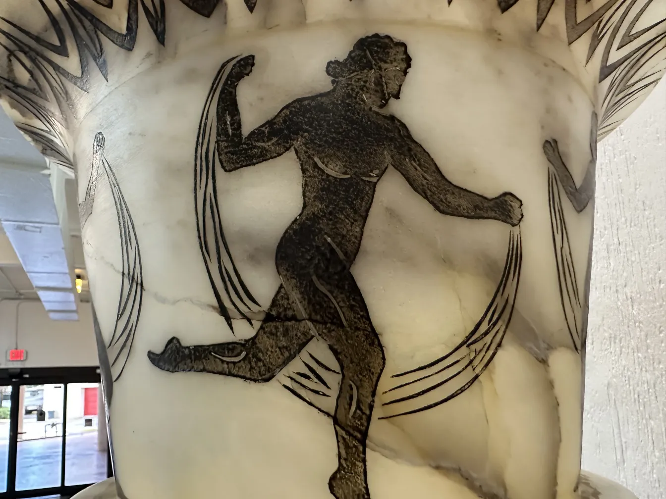 浮き彫りのデザインが施された2つのアンティークフロアランプ