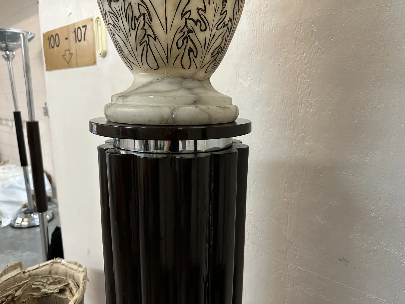 2 lampade da terra antiche con una finitura elegante, dotate di un basamento decorativo.