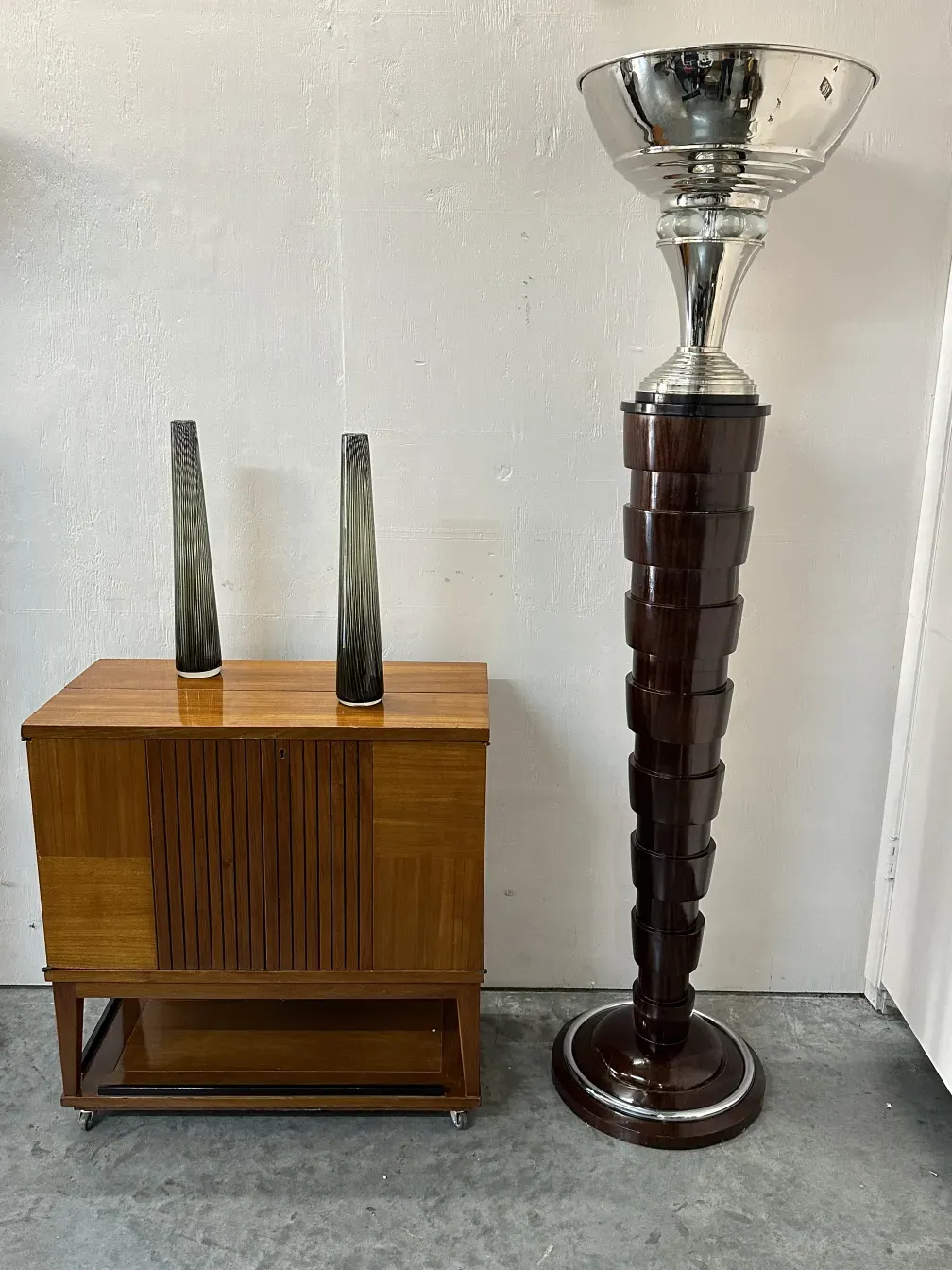 deux lampadaires anciens avec un design unique dans un cadre moderne.