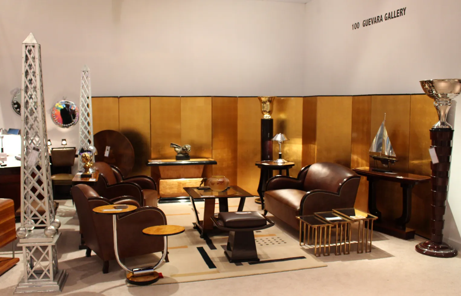 اثنان من المصابيح الأرضية القديمة في بيئة زخرفية