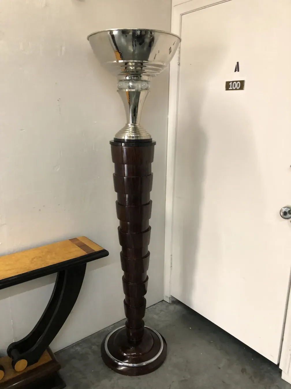 due lampade da terra antiche, una con base elegante e dettagli sottili sullo sfondo