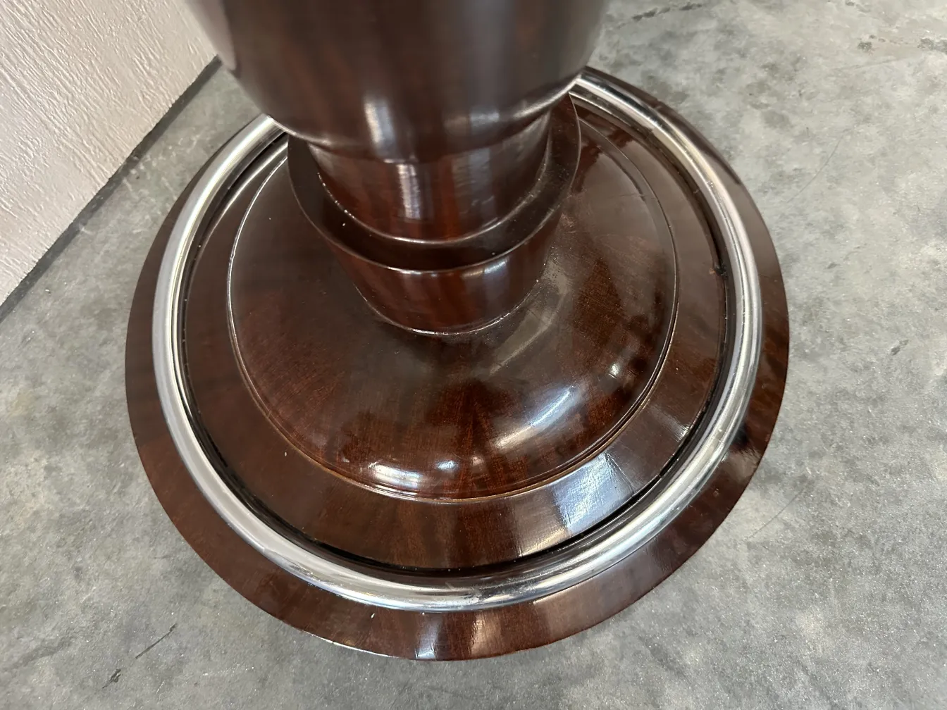 Base de lâmpada de piso antiga com detalhes elegantes