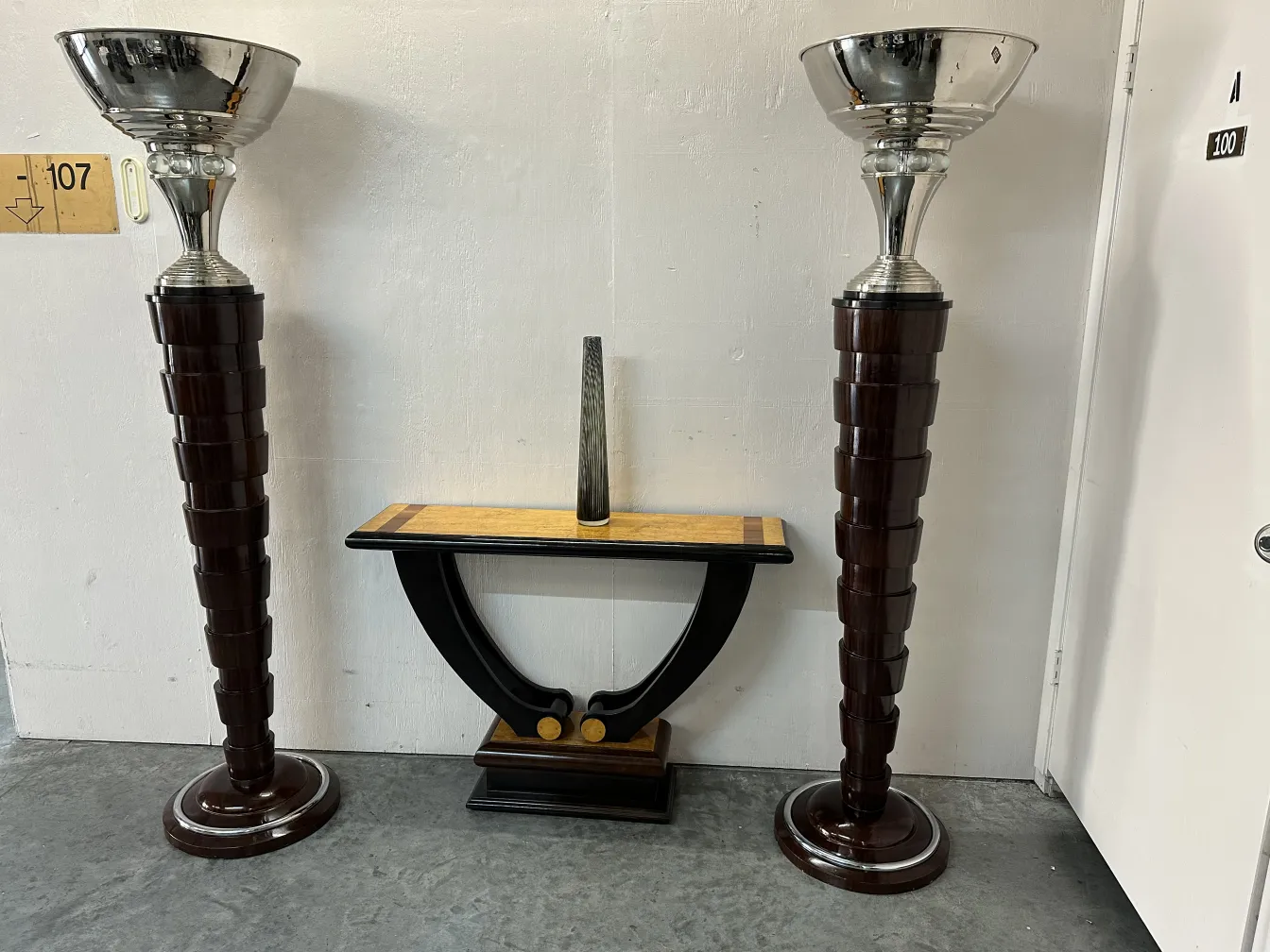 deux lampadaires décoratifs anciens dans un cadre intérieur.