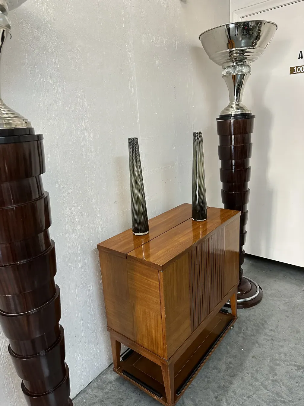 dos lámparas de pie antiguas con diseño detallado en un ambiente moderno