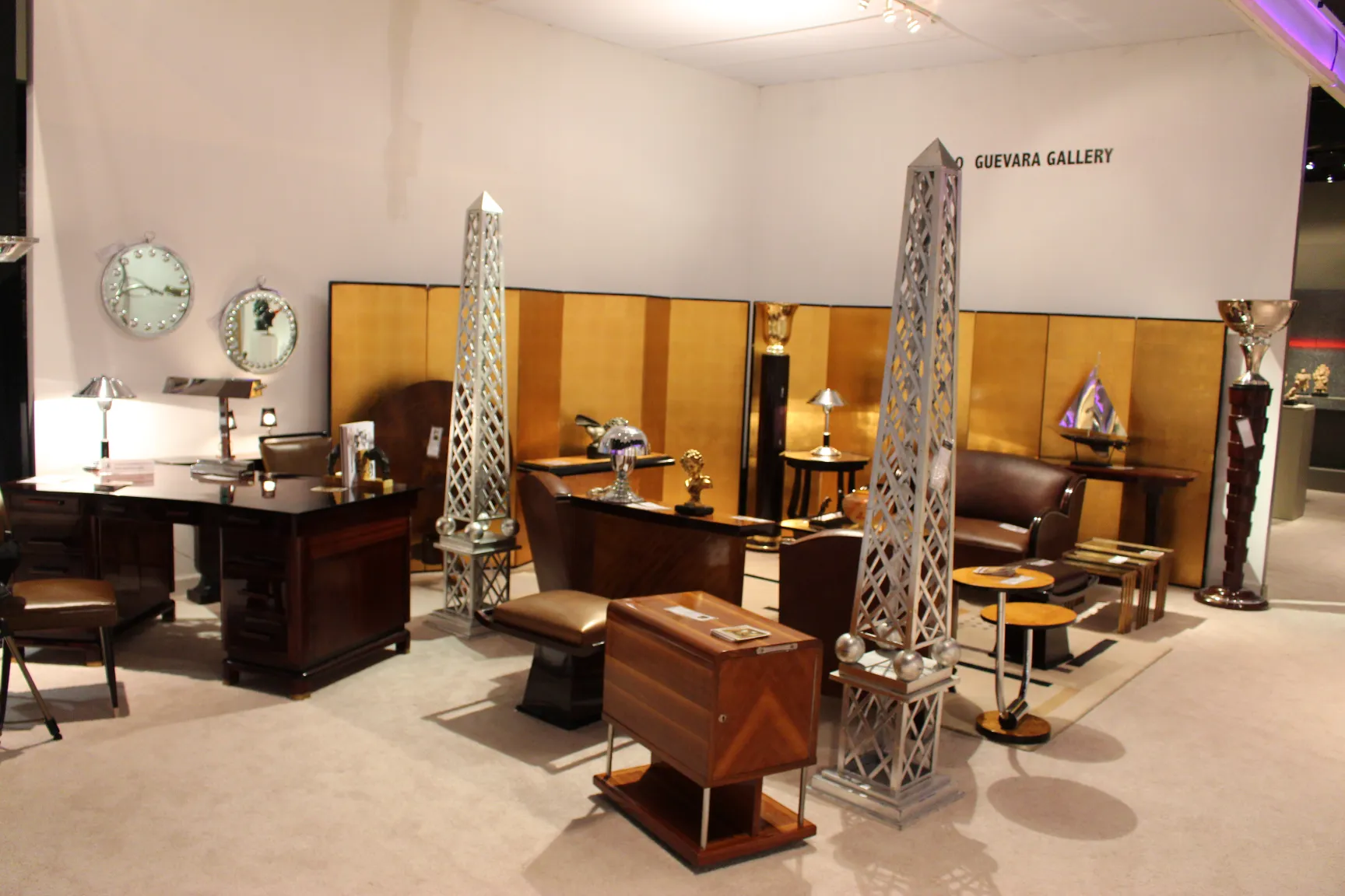 两件古典优雅落地灯置于经典家具的高雅环境中。