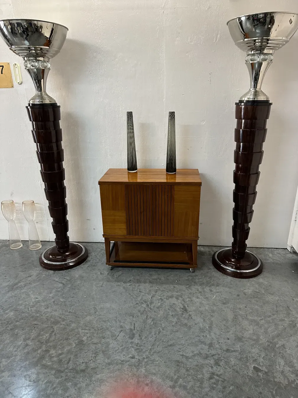 Par de lâmpadas de piso antigas com detalhes decorativos