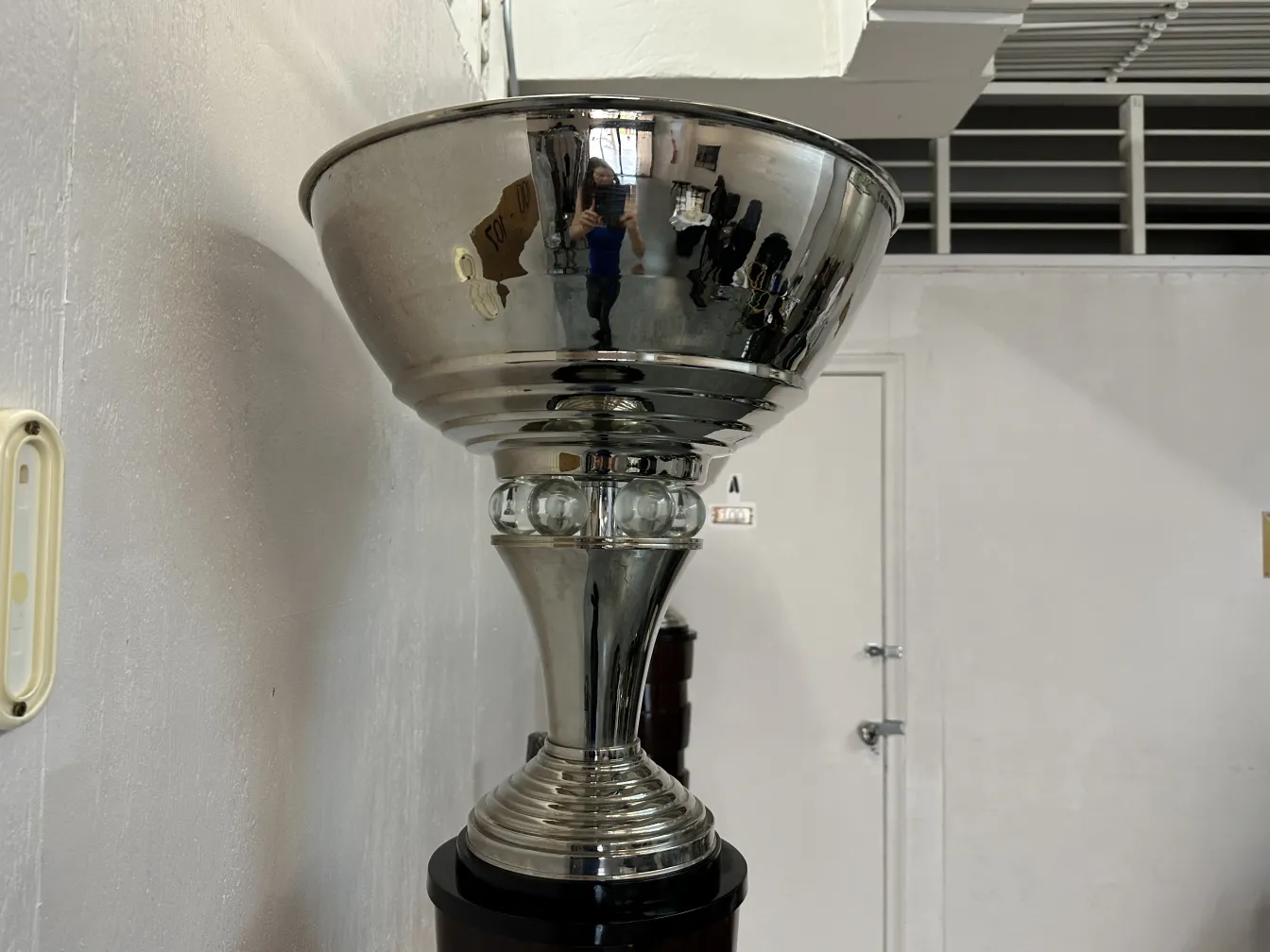 duas lâmpadas de piso antigas com design elegante