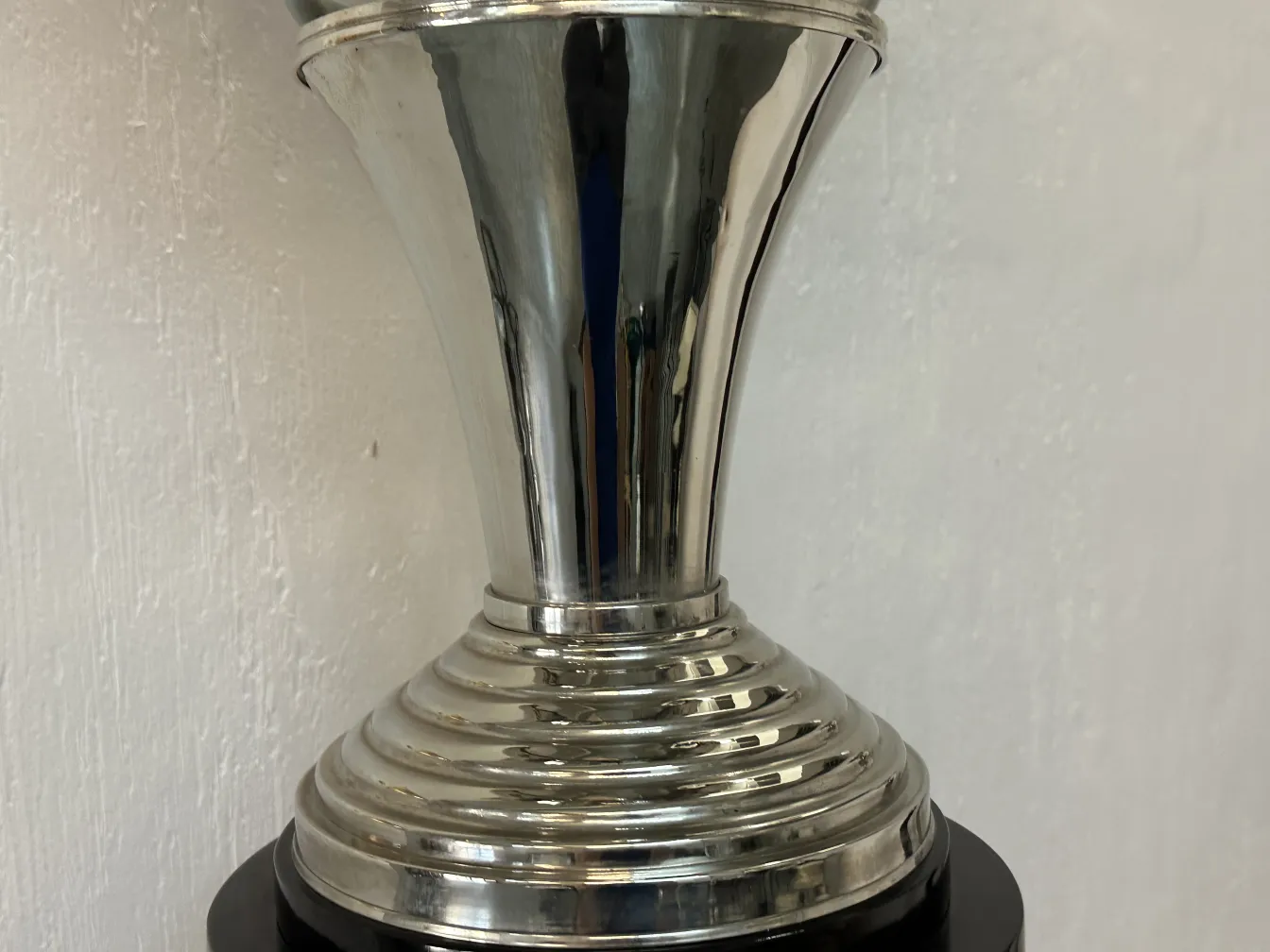 две старинные торшеры с элегантным дизайном в уютной обстановке.