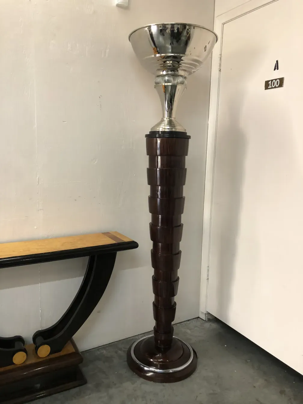 deux lampadaires anciens avec bases décoratives dans un cadre élégant