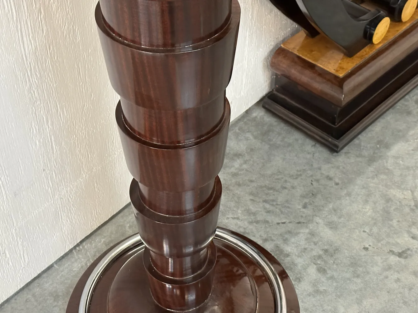 due lampade da terra antiche con design decorativo in un ambiente elegante