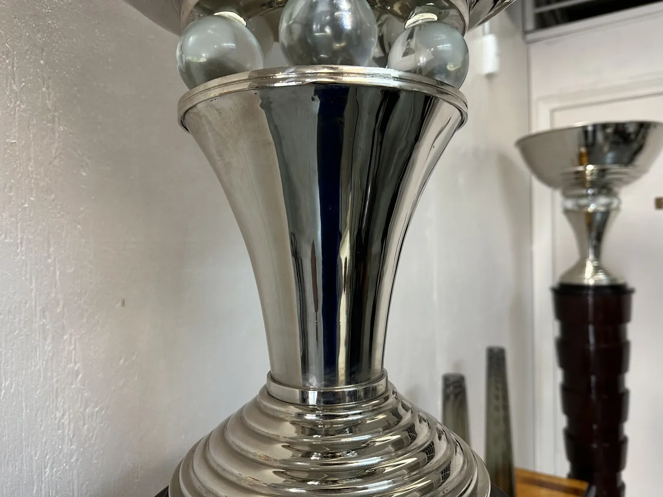 Visão detalhada de 2 lampadas de piso antigas, com elegância e luzes esféricas.